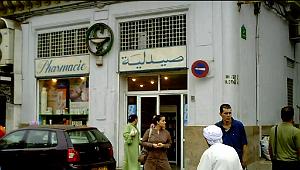 pharmacie en bas rue Arago place des victoires